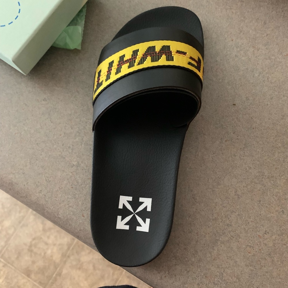Authentic off white slides . Fits women’s size 8. Men’s 40.